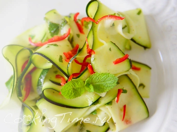 Салат из цукини с мятой и чили Салат из цукини с мятой и чили