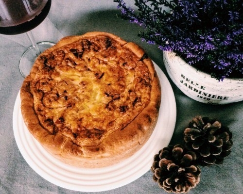 Луковый пирог. Ведь не все любят сладкую выпечку, а это блюдо очень изысканное и просто в приготовле Луковый пирог. Ведь не все любят сладкую выпечку, а это блюдо очень изысканное и просто в приготовле