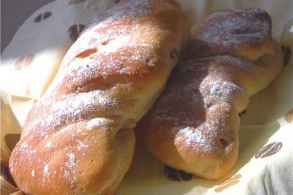 Постные витые булочки с изюмом и семенами льна