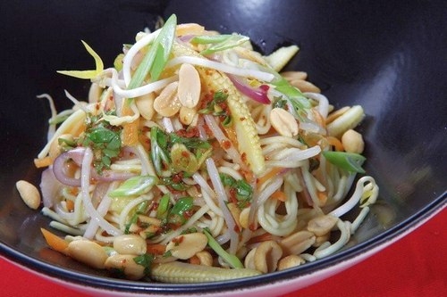 Вегетарианский салат с яичной лапшой