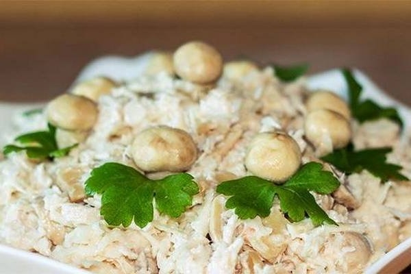 Куриный салат с шампиньонами и сельдереем