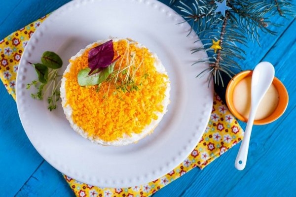 Рисовый салат с печенью и кукурузой