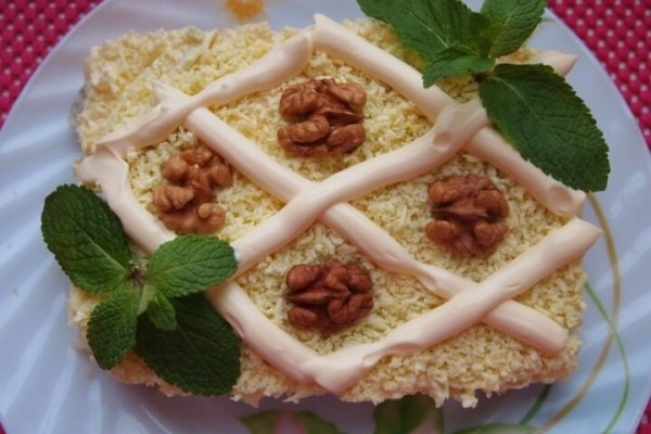 Слоеный салат с мясом и огурцами