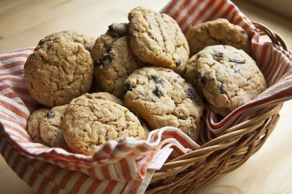 Овсяное мягкое печенье с изюмом