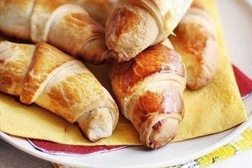 Слоеные круассаны с сыром и ветчиной