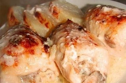 Рулеты из куриной грудки с грибами в сливках