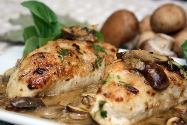 Домашние куриные рулетики в сливках