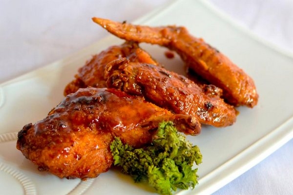 Жареные куриные крылья в томатном соусе
