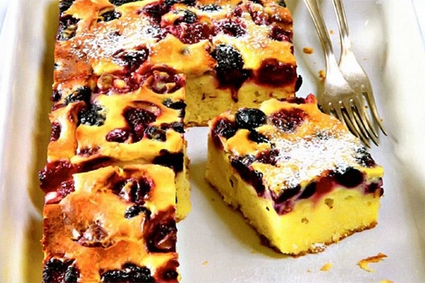 Быстрый пирог из творога с ежевикой и вишней
