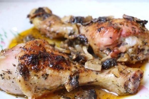 Куриные ножки с грибами и специями