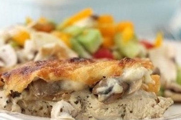 Куриное филе и шампиньоны под соусом Бешамель Куриное филе и шампиньоны под соусом Бешамель