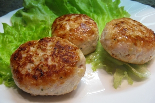 Простые биточки из куриного филе
