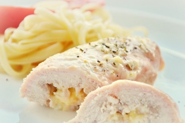 Куриные рулетики с творогом и сыром в духовке