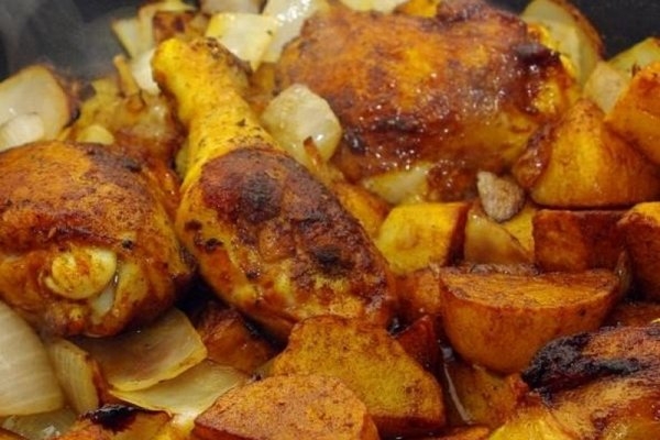 Курица и картофель с куркумой и паприкой