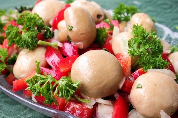 Простой салат с грибами и болгарским перцем