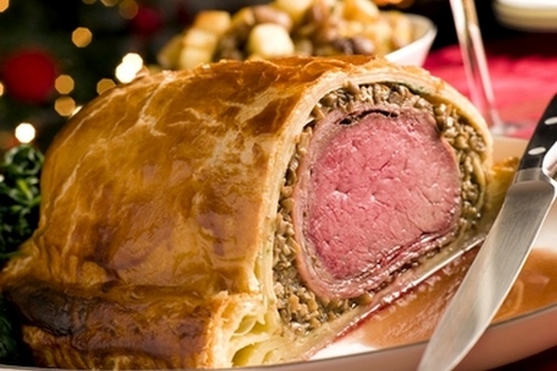 Говядина в слоеном тесте с грибами и паштетом