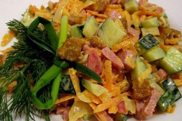 Салат «Обжорка» с морковью и сухариками