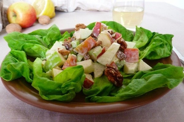 Салат «Вальдорф» с яблоками, изюмом и сельдереем Салат «Вальдорф» с яблоками, изюмом и сельдереем