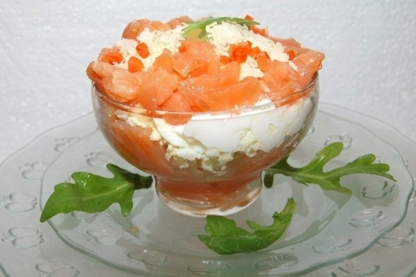 Слоеный салат-коктейль с семгой Слоеный салат-коктейль с семгой