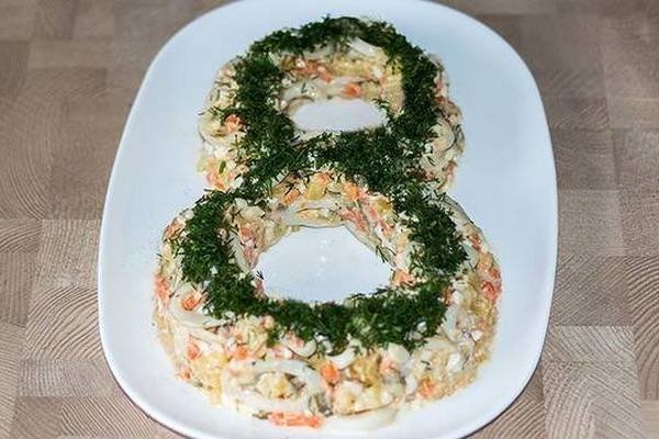 Салат с кальмарами, картофелем и маринованными огурцами Салат с кальмарами, картофелем и маринованными огурцами