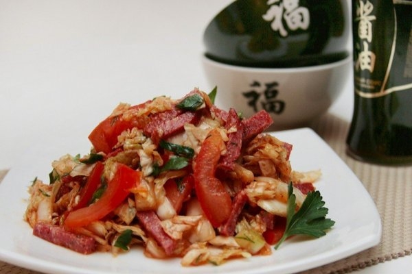 Салат из пекинской капусты и колбасы с паприкой Салат из пекинской капусты и колбасы с паприкой