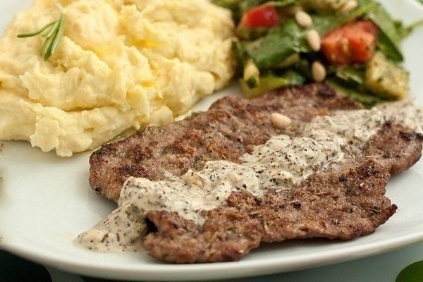 Отбивные из телятины под сливочно-чесночным соусом Отбивные из телятины под сливочно-чесночным соусом