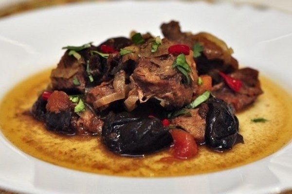 Тушеная баранина с черносливом и помидорами Тушеная баранина с черносливом и помидорами