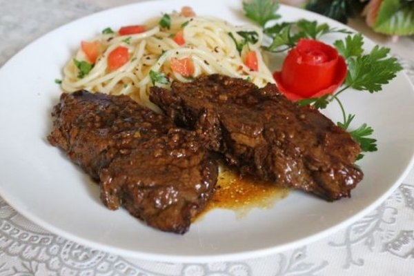 Острая говядина в красном вине на сковороде Острая говядина в красном вине на сковороде