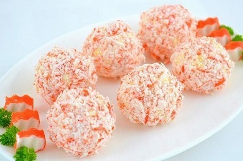 Сырно-крабовый салат шариками «Рафаэлло» Сырно-крабовый салат шариками «Рафаэлло»