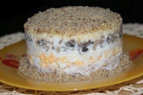 Слоеный салат с куриным филе и грецкими орехами Слоеный салат с куриным филе и грецкими орехами