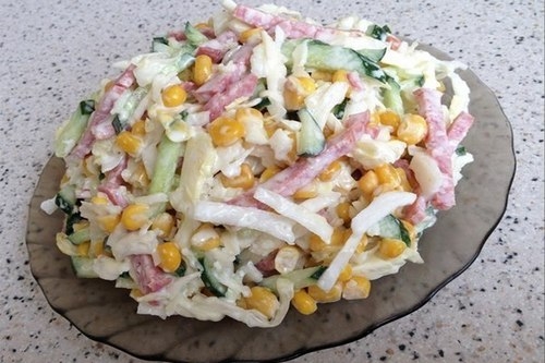 Салат со свежей капустой и копченой колбасой Салат со свежей капустой и копченой колбасой