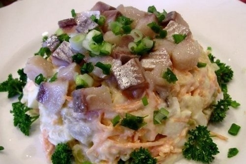 Крайне простой и вкусный салат с сельдью Крайне простой и вкусный салат с сельдью