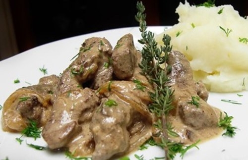 Говяжья печень со сметаной в мультиварке Говяжья печень со сметаной в мультиварке