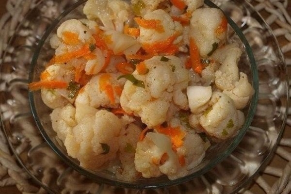 Цветная капуста с морковкой, маринованная по-корейски