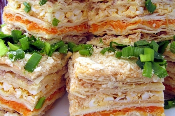 Оригинальный слоеный салат «Наполеон»