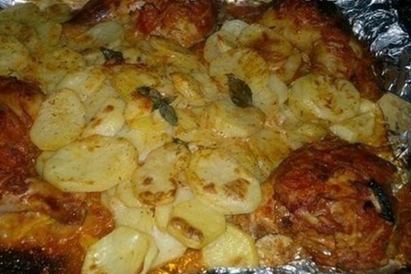 Картофель с курицей и сметаной в фольге