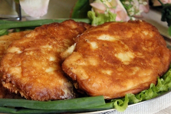 Отбивные из куриного филе с сыром и зеленью