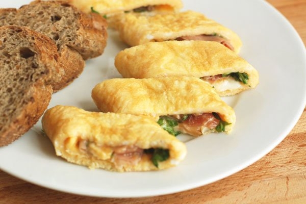 Рулет из омлета с рукколой и ветчиной