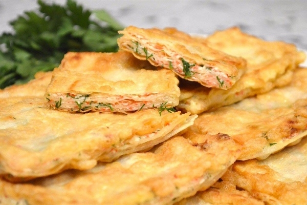 Тонкий лаваш с крабовыми палочками и яйцом Тонкий лаваш с крабовыми палочками и яйцом