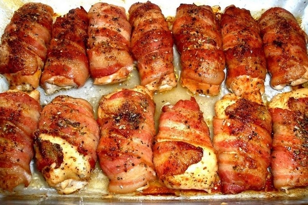 Куриные рулетики со сливочным сыром в беконе Куриные рулетики со сливочным сыром в беконе