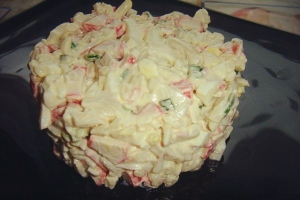 Простой крабово-кальмаровый салатик