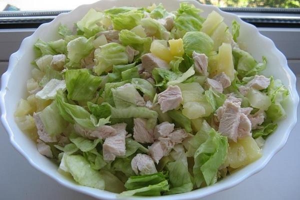 Простой салат с ананасом и куриным филе Простой салат с ананасом и куриным филе