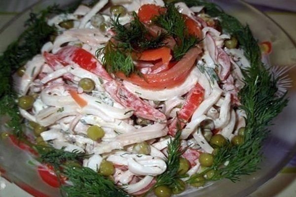 Салат «Просто и вкусно» с кальмарами Салат «Просто и вкусно» с кальмарами
