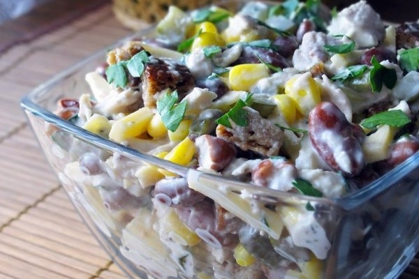 Простой салат из кукурузы и фасоли Простой салат из кукурузы и фасоли