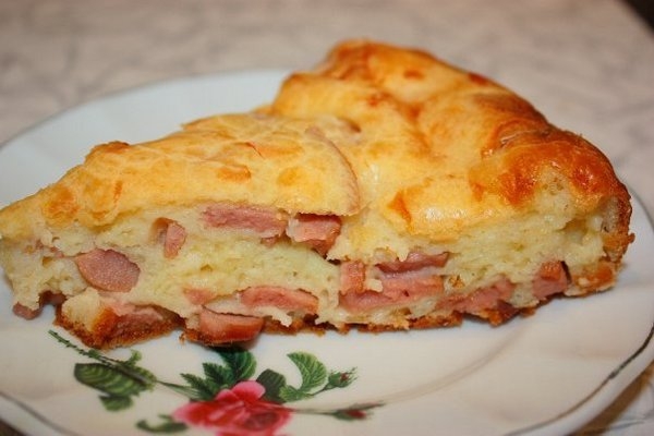 Простой пирог с сыром и сосисками Простой пирог с сыром и сосисками