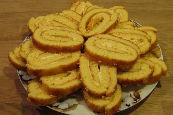 Рулет на сгущенном молоке на скорую руку Рулет на сгущенном молоке на скорую руку