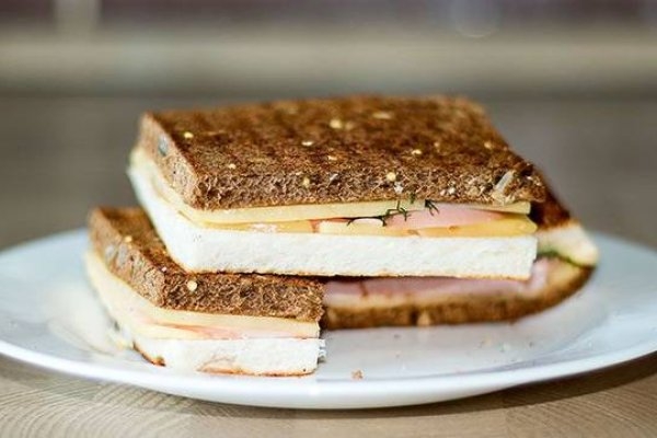 Бутерброд «Черное-белое» с сыром и колбасой Бутерброд «Черное-белое» с сыром и колбасой