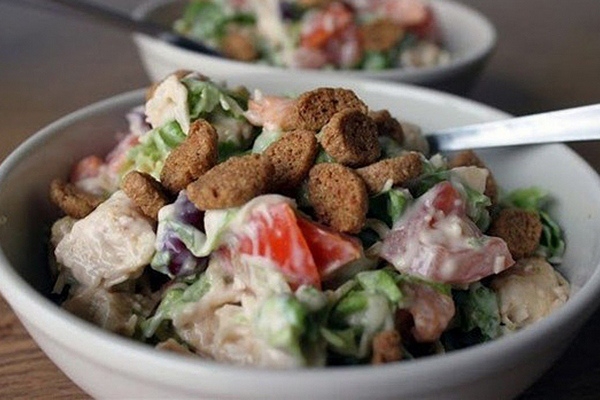 Простой салат с фасолью и куриной грудкой