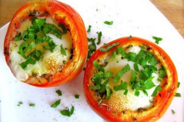 Яйца с сыром в помидорах