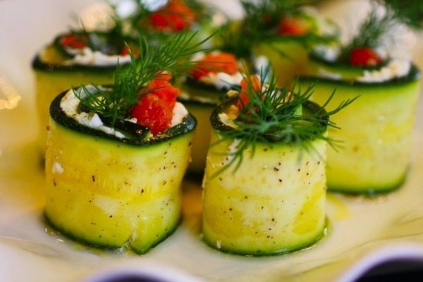 Закусочные рулетики из цукини с семгой